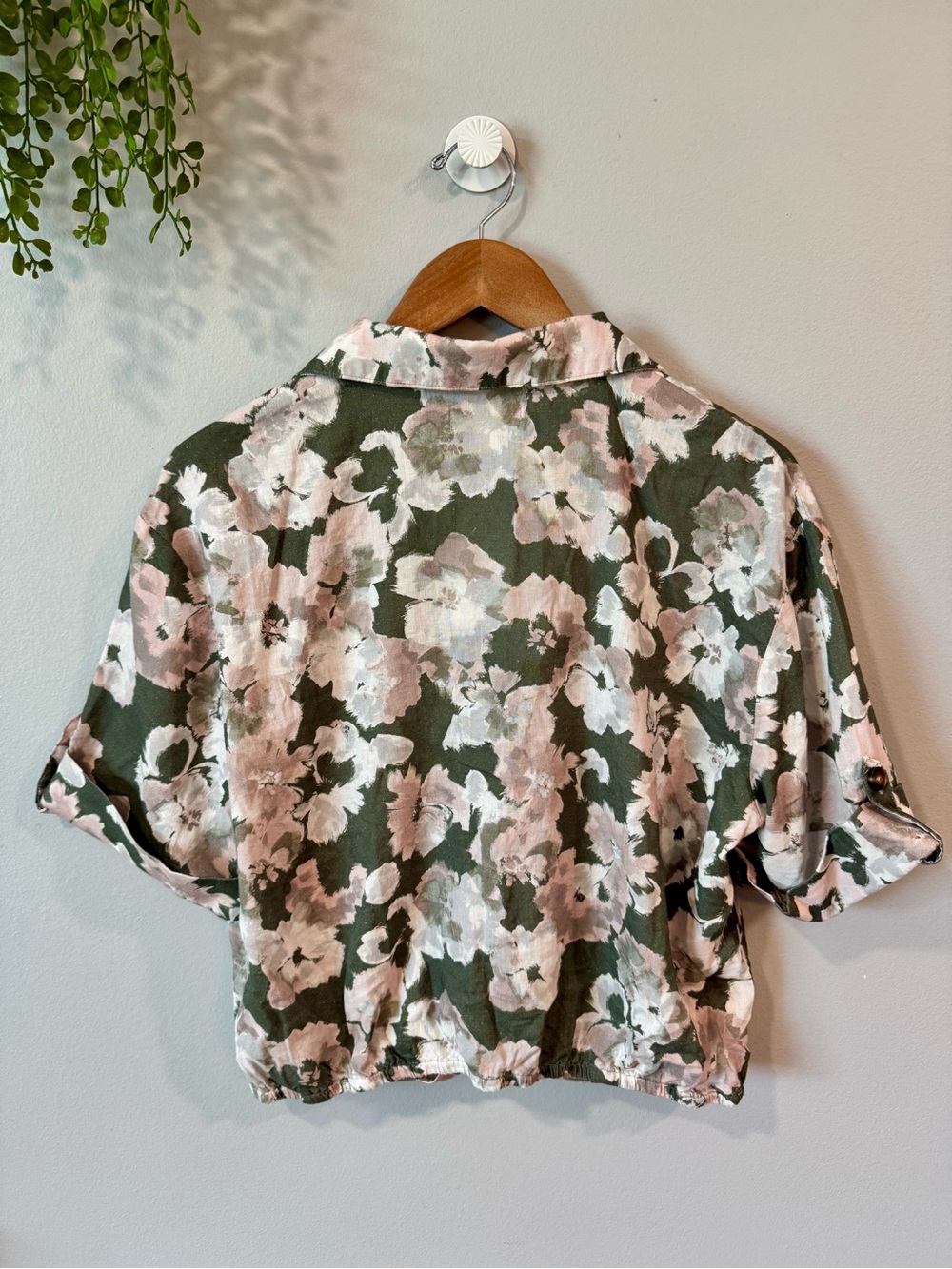 Nwt Kut from the Kloth Olive and Blush Floral Button-Front Short Sleeve Top - Picture 4 of 10